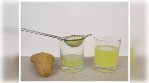Potato Juice For Face: Fayde, Lagane ka Tarika aur Zyada Jaankari 4 How to Extract Potato Juice for Face
